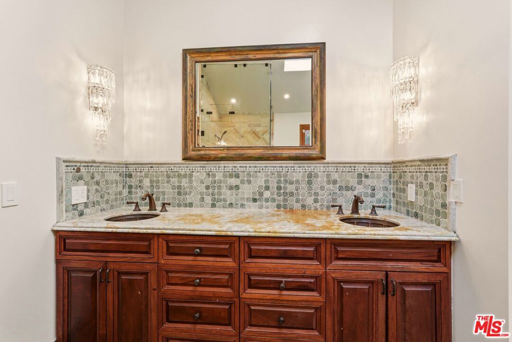 1260 Roscomare Road Property Photo 16