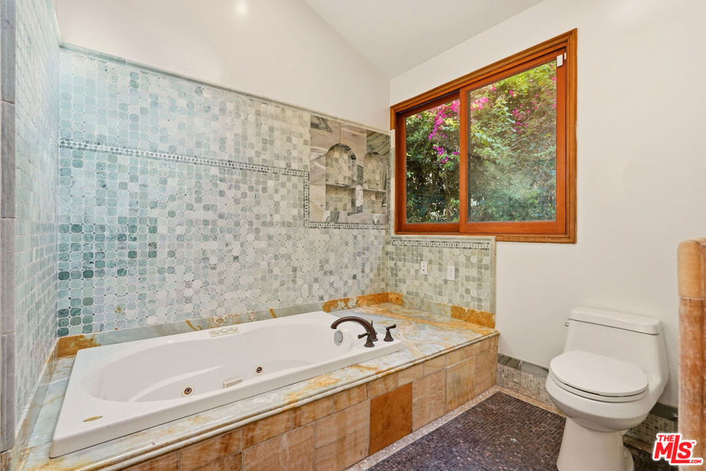 1260 Roscomare Road Property Photo 17