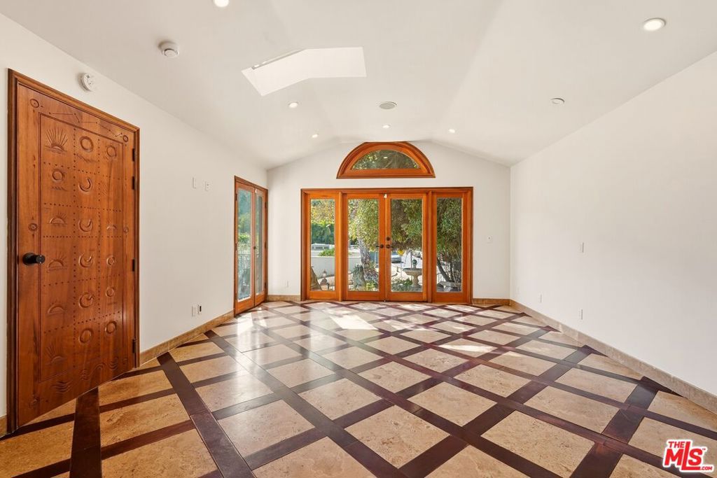 1260 Roscomare Road Property Photo 18