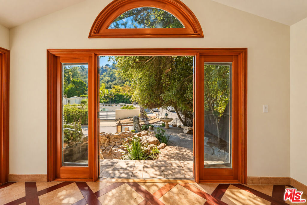 1260 Roscomare Road Property Photo 19