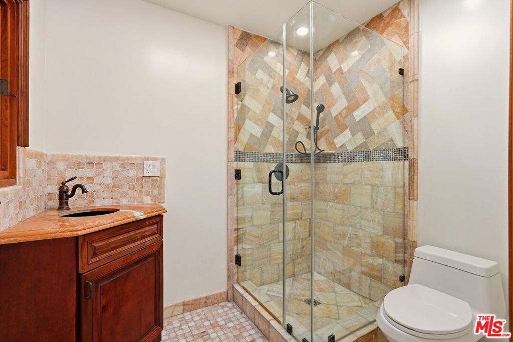 1260 Roscomare Road Property Photo 21