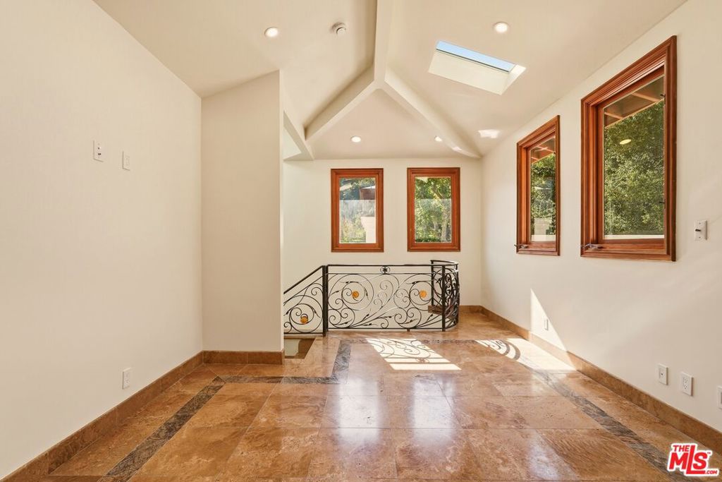 1260 Roscomare Road Property Photo 23