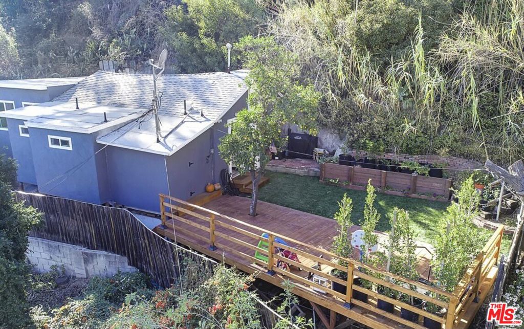 1921 Weepah Way Property Photo 12