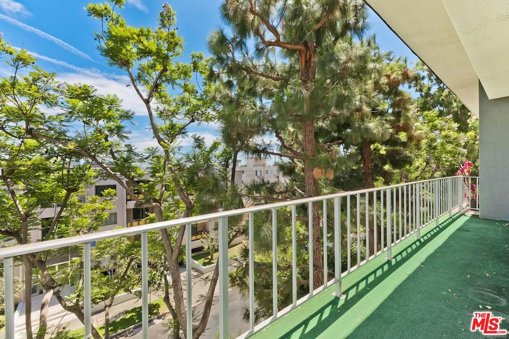 100 S Doheny Drive 313 Property Photo 4