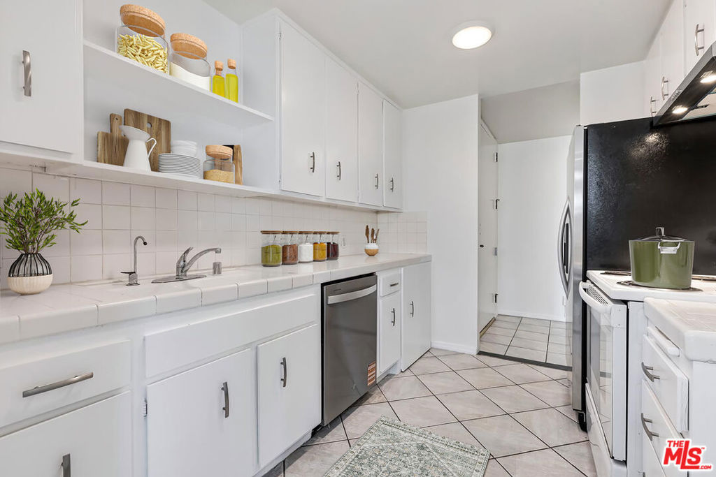 100 S Doheny Drive 313 Property Photo 5
