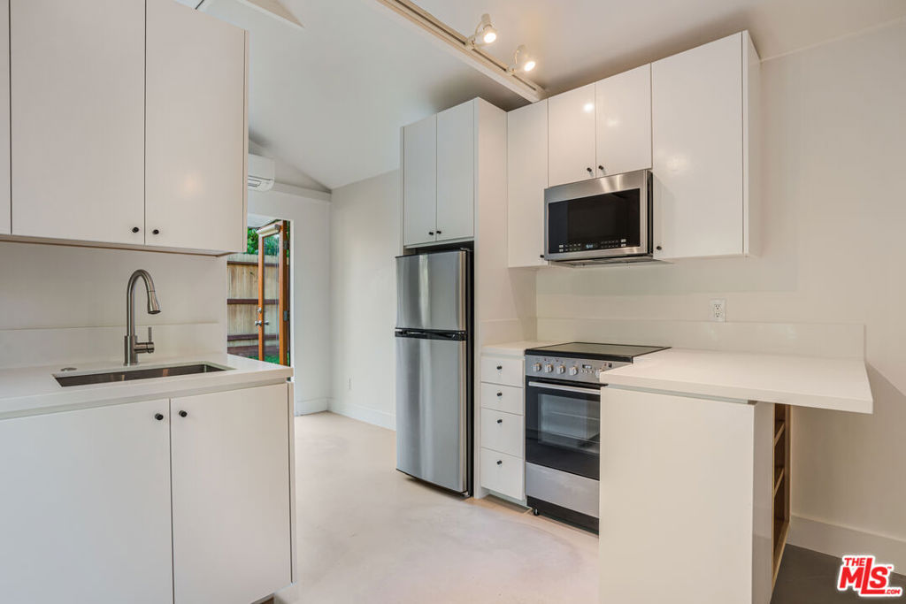 2401 32nd Street Property Photo 6