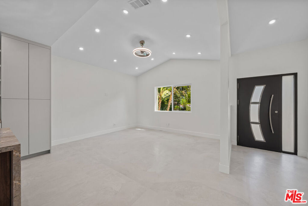 6243 Fallbrook Avenue Property Photo 14