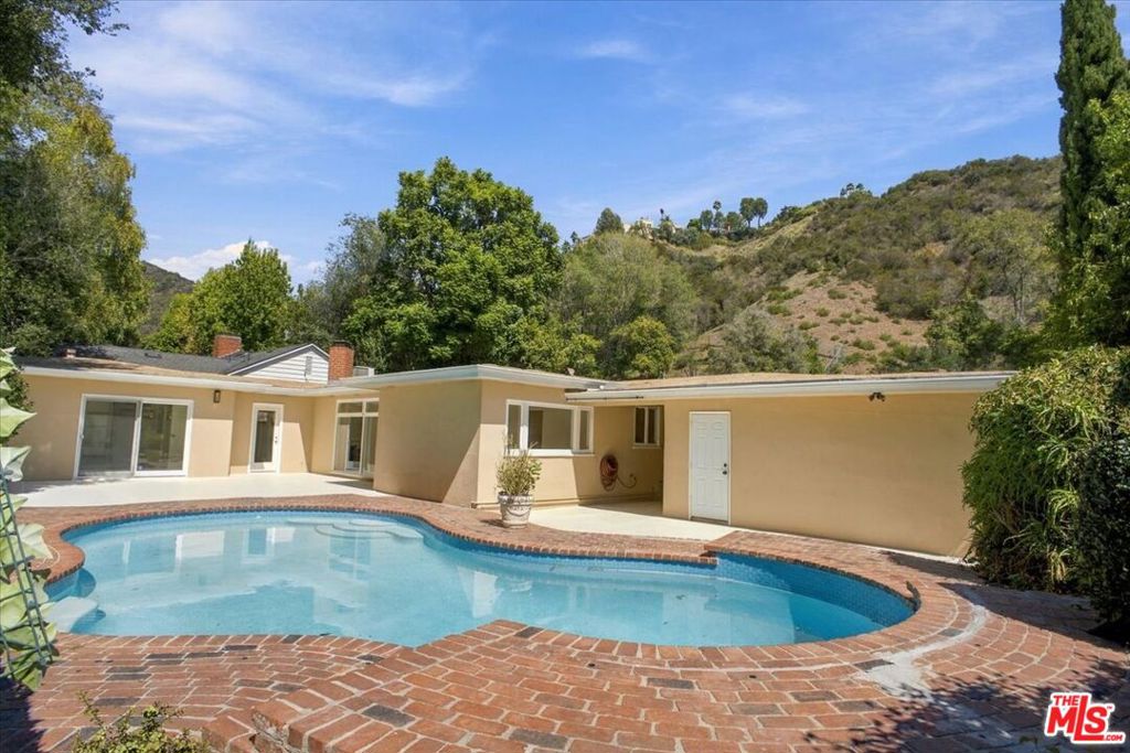 1423 Roscomare Road Property Photo 2