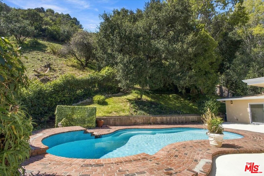 1423 Roscomare Road Property Photo 3