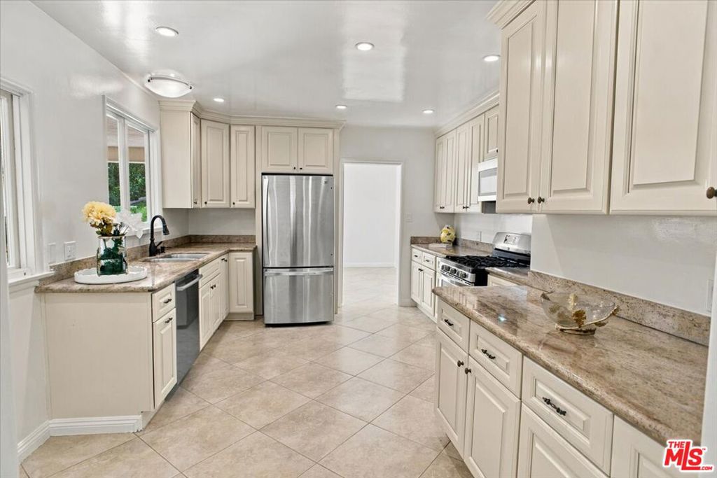 1423 Roscomare Road Property Photo 12