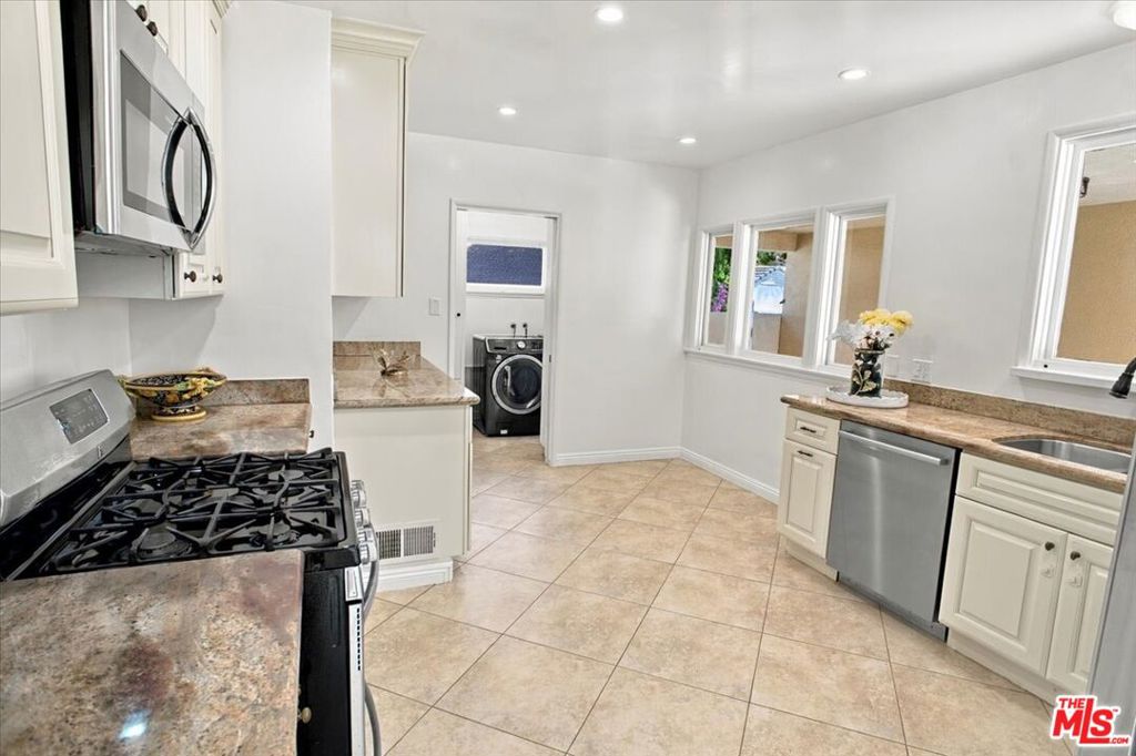 1423 Roscomare Road Property Photo 13