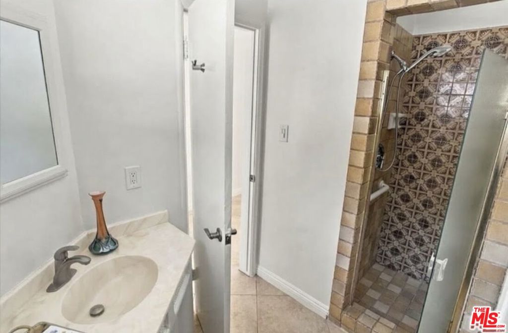 1423 Roscomare Road Property Photo 16