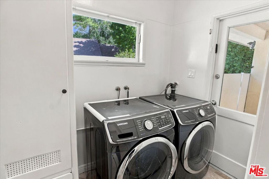 1423 Roscomare Road Property Photo 17