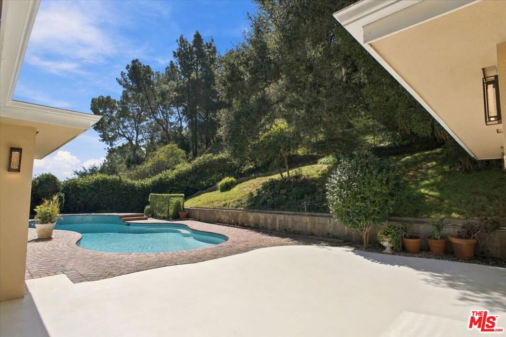 1423 Roscomare Road Property Photo 18