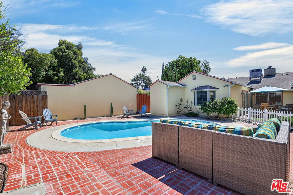 12151 La Maida Street Property Photo 3