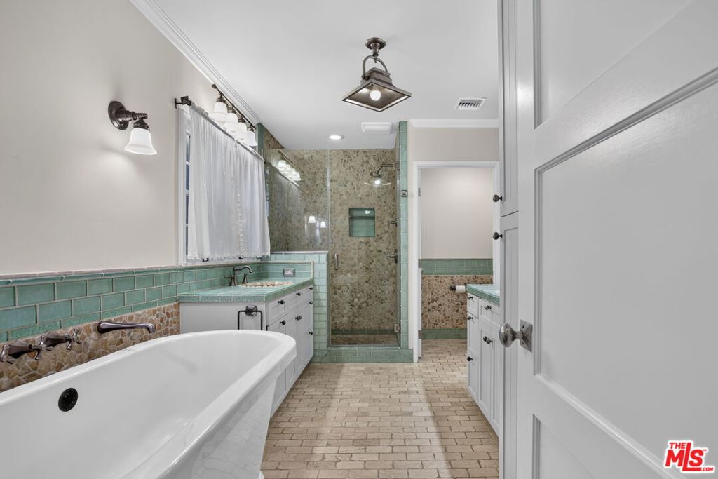12151 La Maida Street Property Photo 17