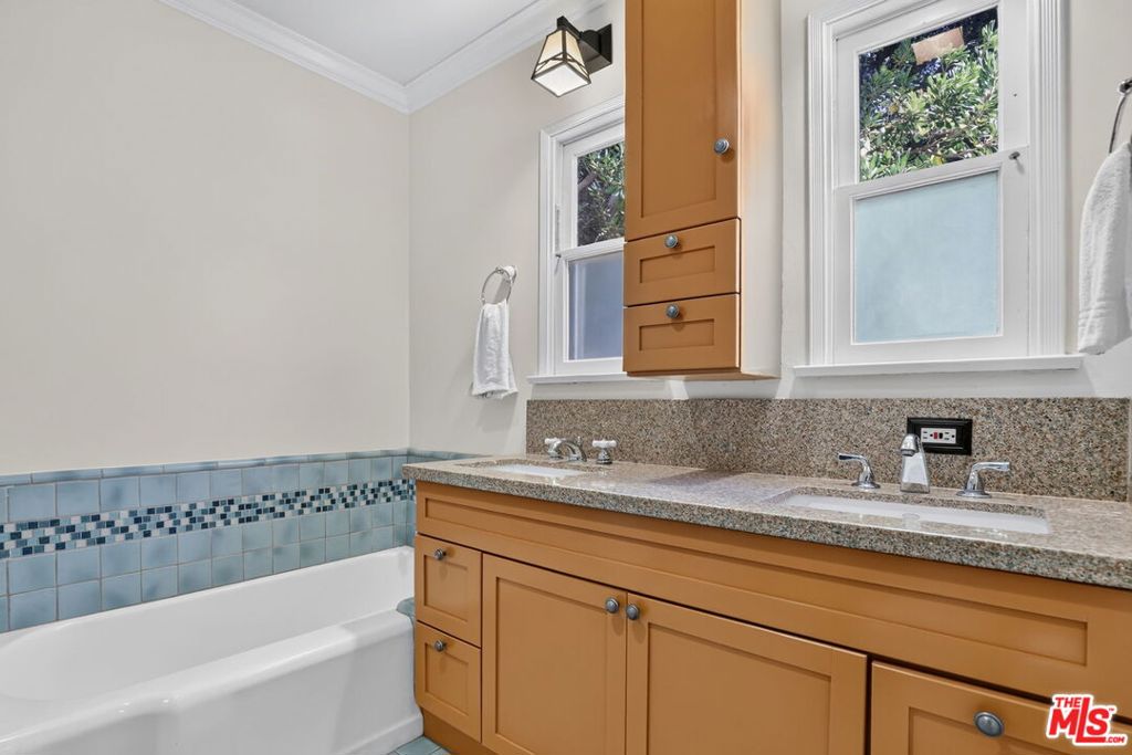 12151 La Maida Street Property Photo 25