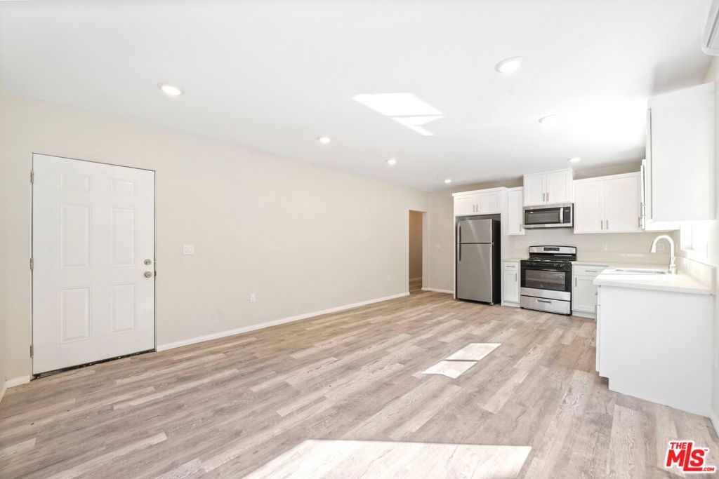 324 W 51st Street Property Photo 7