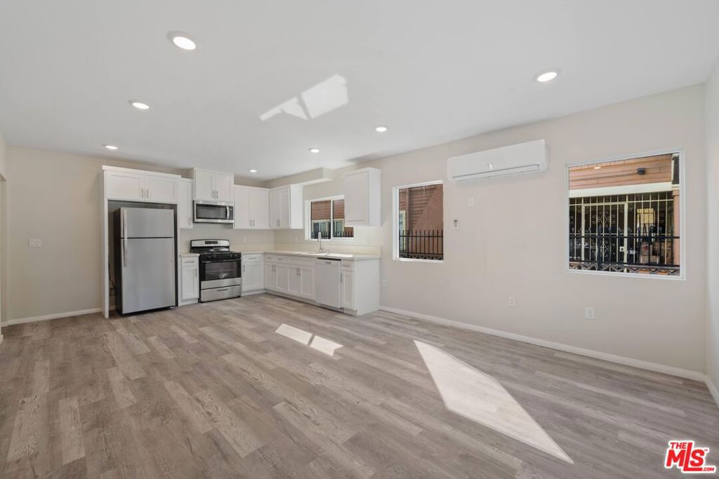 324 W 51st Street Property Photo 8