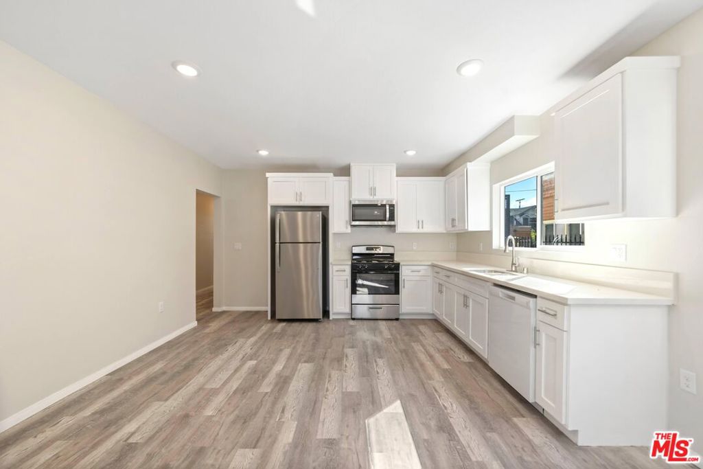 324 W 51st Street Property Photo 9