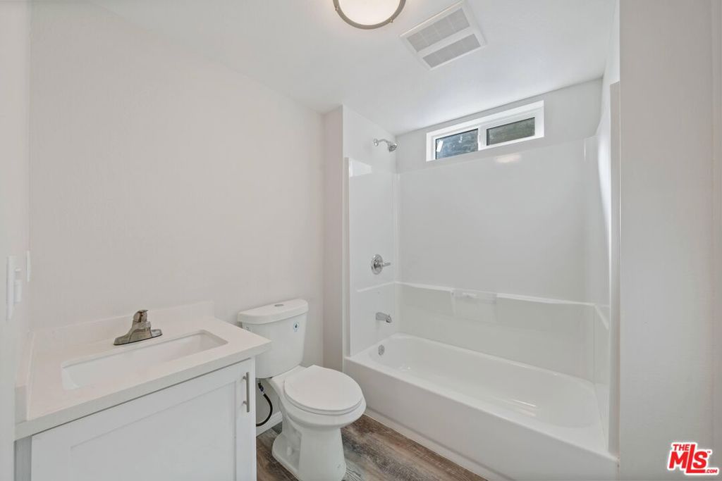 324 W 51st Street Property Photo 13