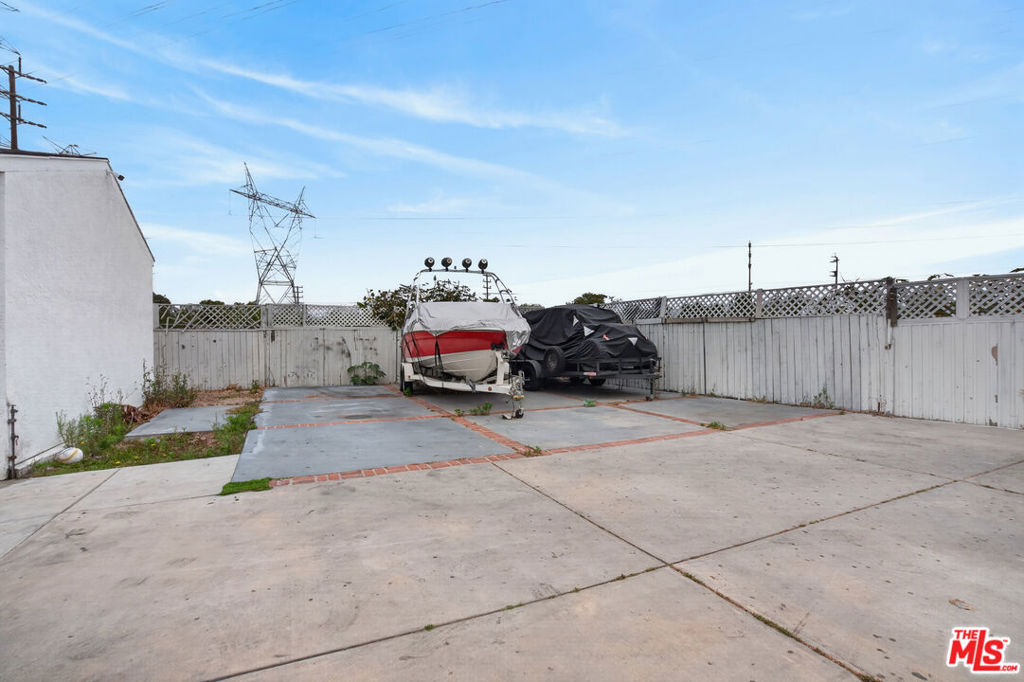 6427 Klump Avenue Property Photo 3