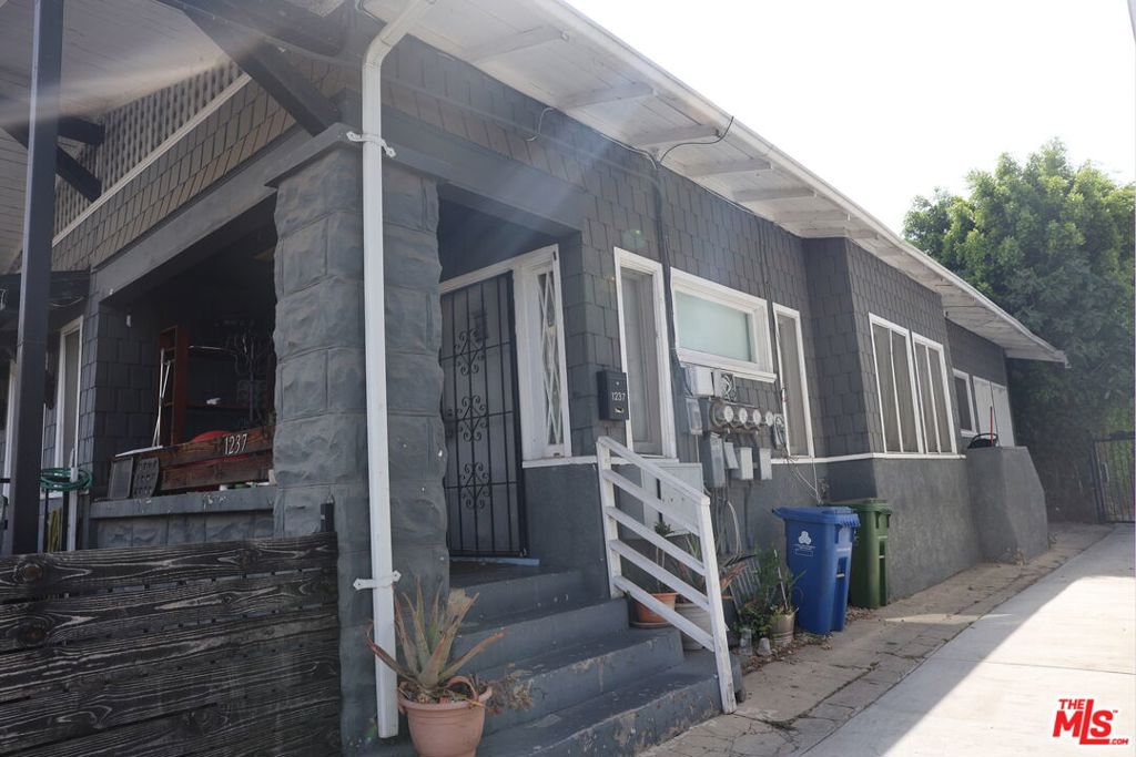 1237 Fedora Street Property Photo 4