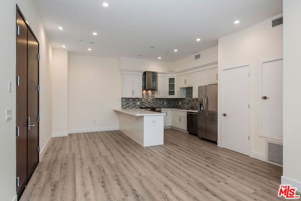 1237 S Holt Avenue 305 Property Photo 1