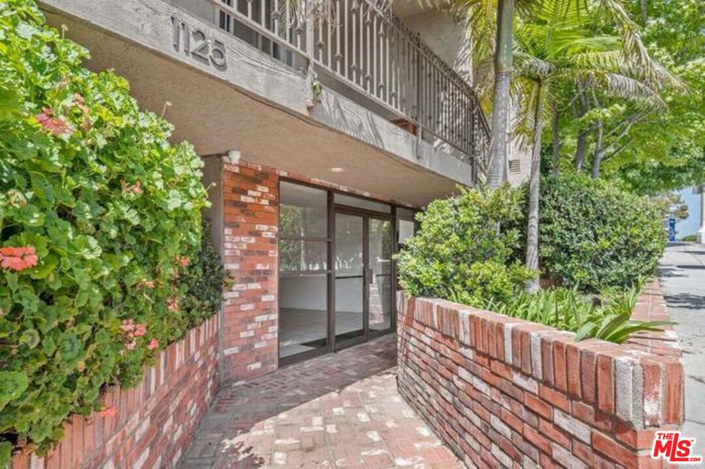 1125 Pico Boulevard 102 Property Photo 1
