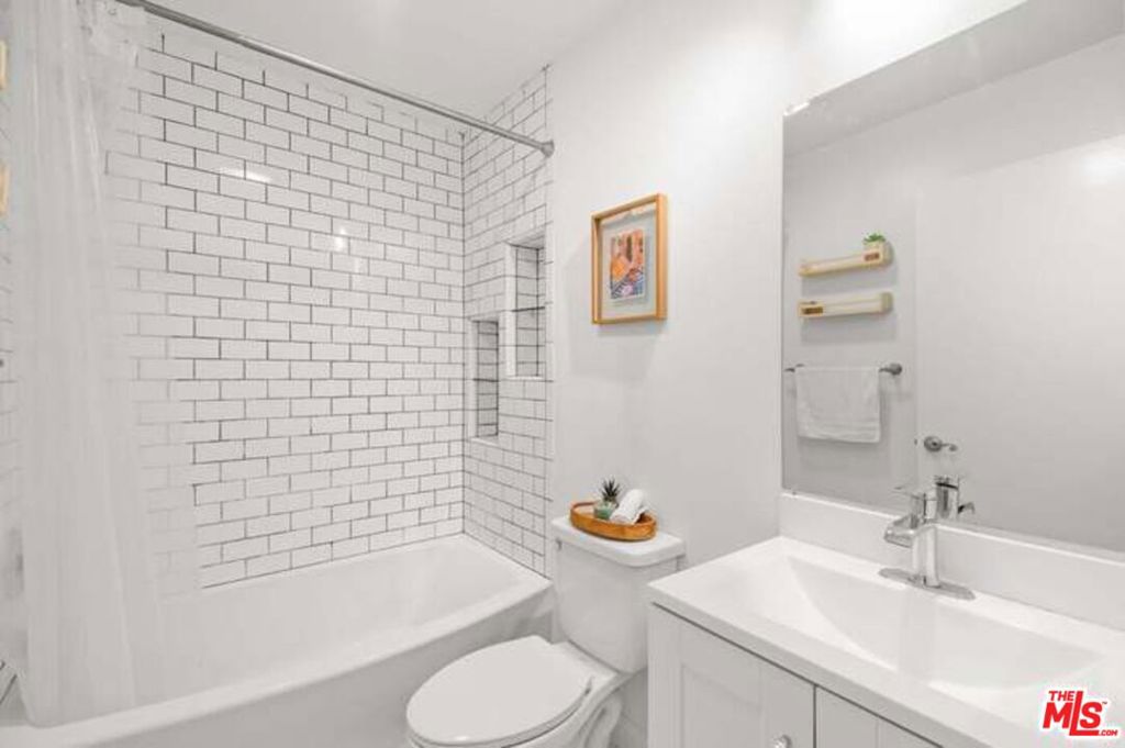 1125 Pico Boulevard 102 Property Photo 14