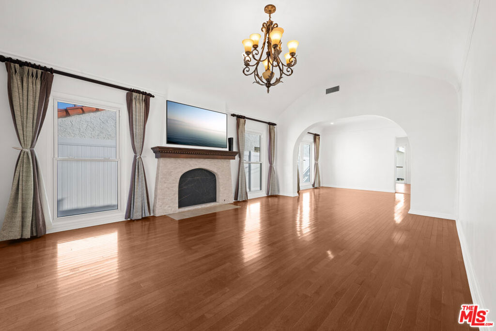 426 S La Peer Drive Property Photo 4