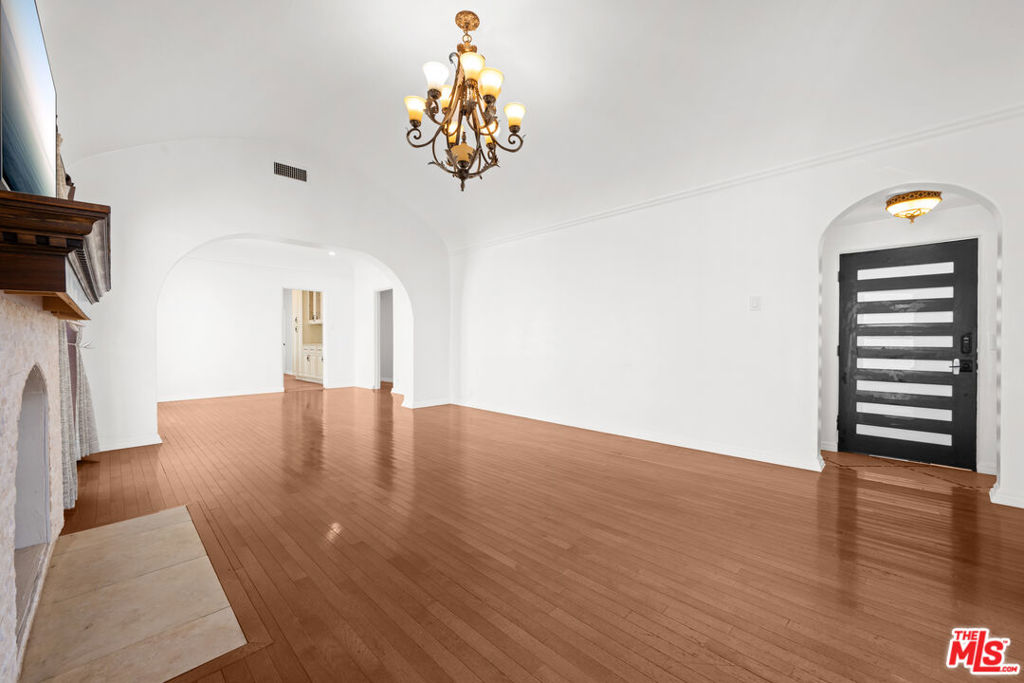 426 S La Peer Drive Property Photo 5