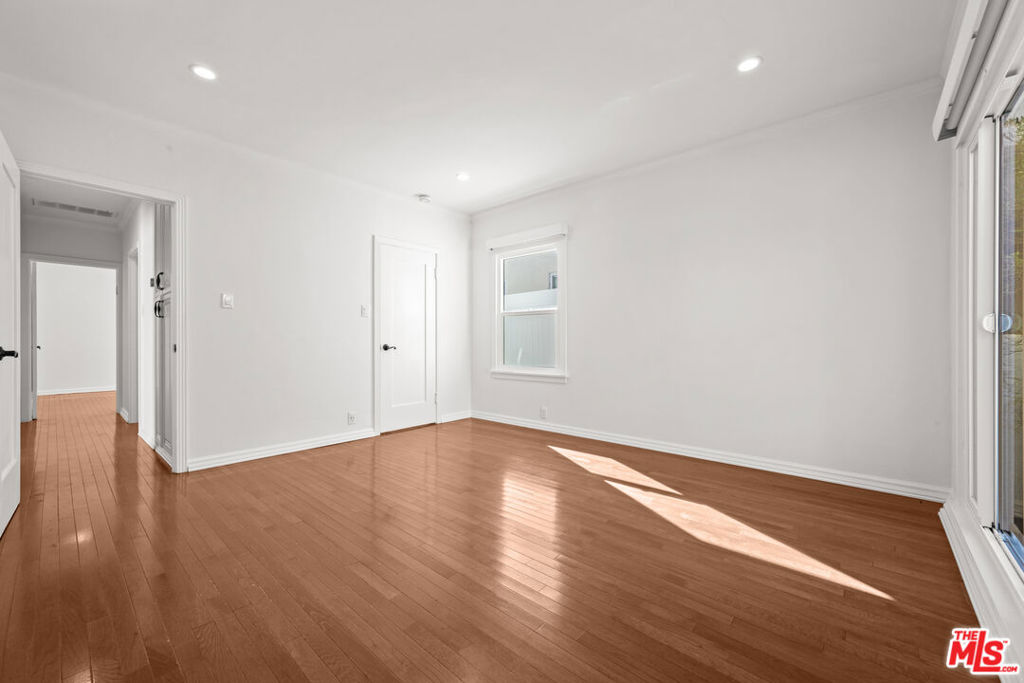 426 S La Peer Drive Property Photo 15