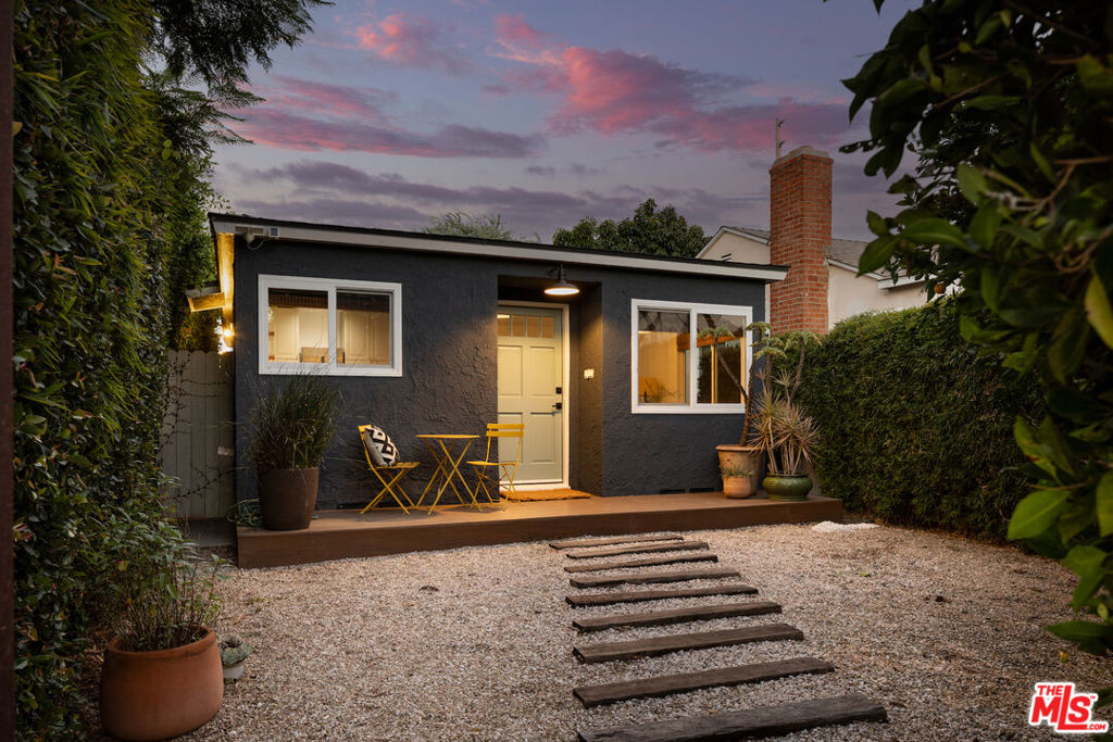 1938 Walgrove Avenue Property Photo 1