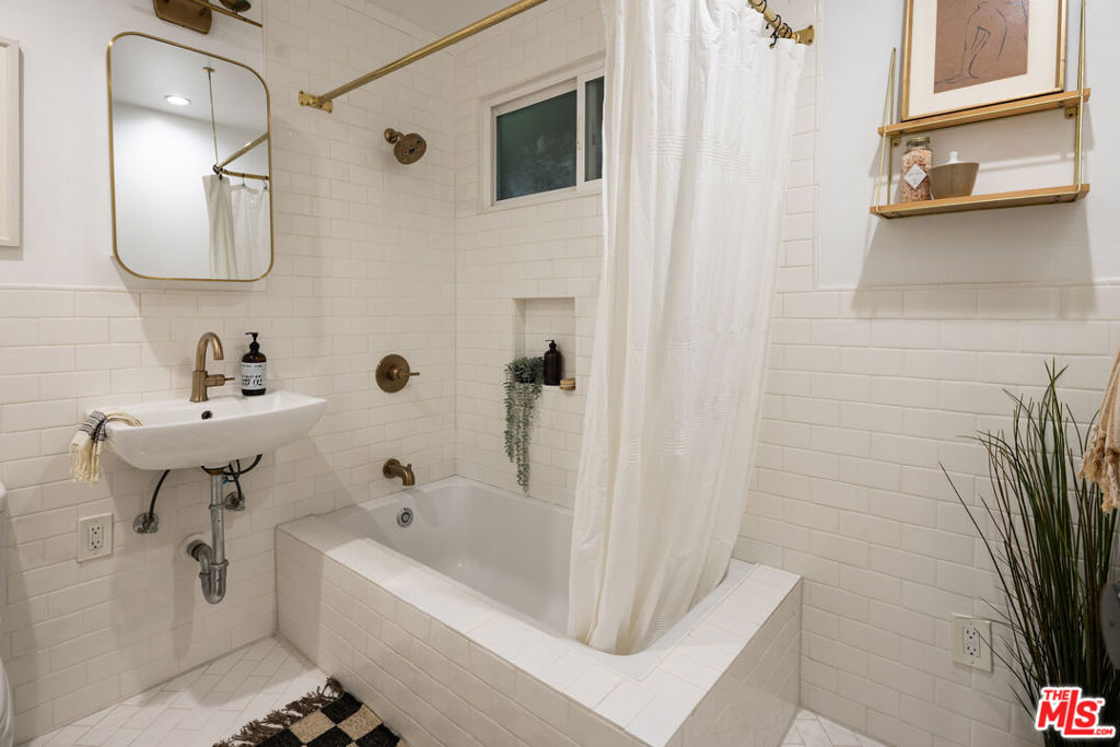 1938 Walgrove Avenue Property Photo 9