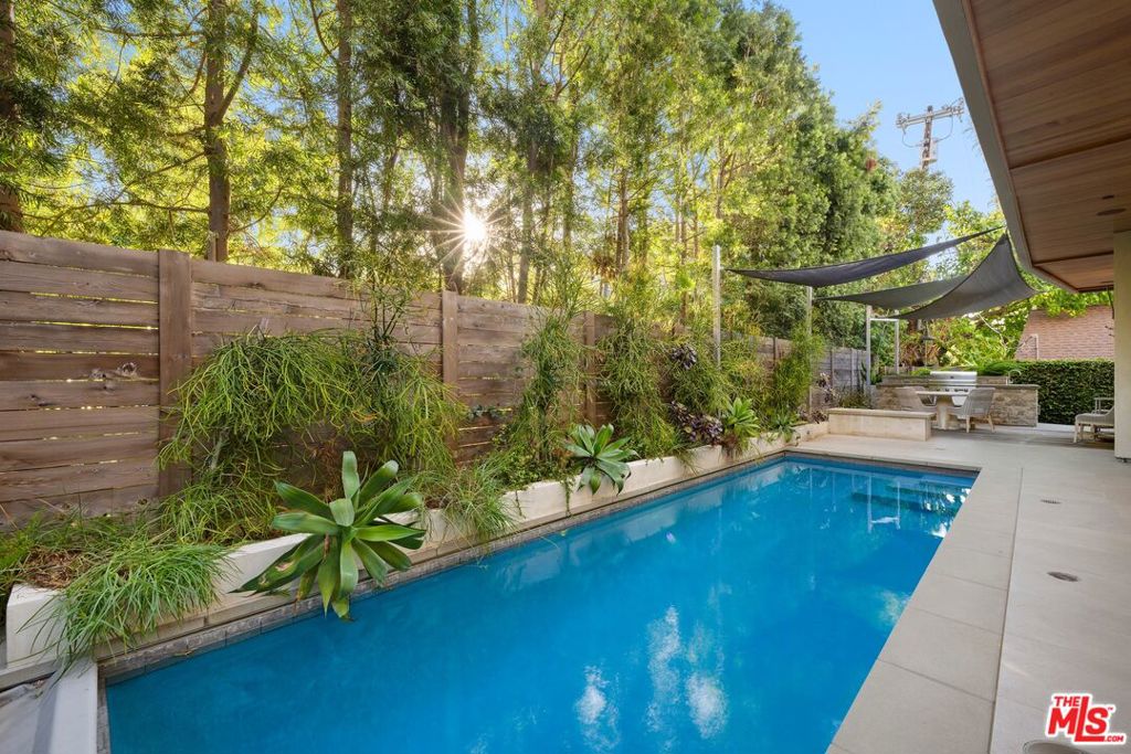 4005 Dixie Canyon Avenue Property Photo 5