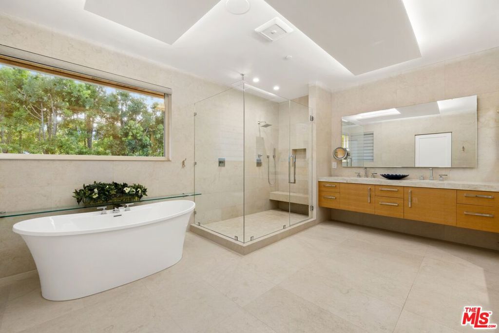 4005 Dixie Canyon Avenue Property Photo 11