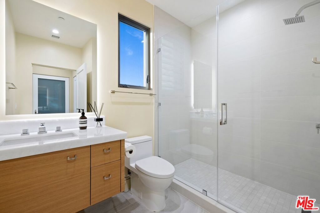 4005 Dixie Canyon Avenue Property Photo 16
