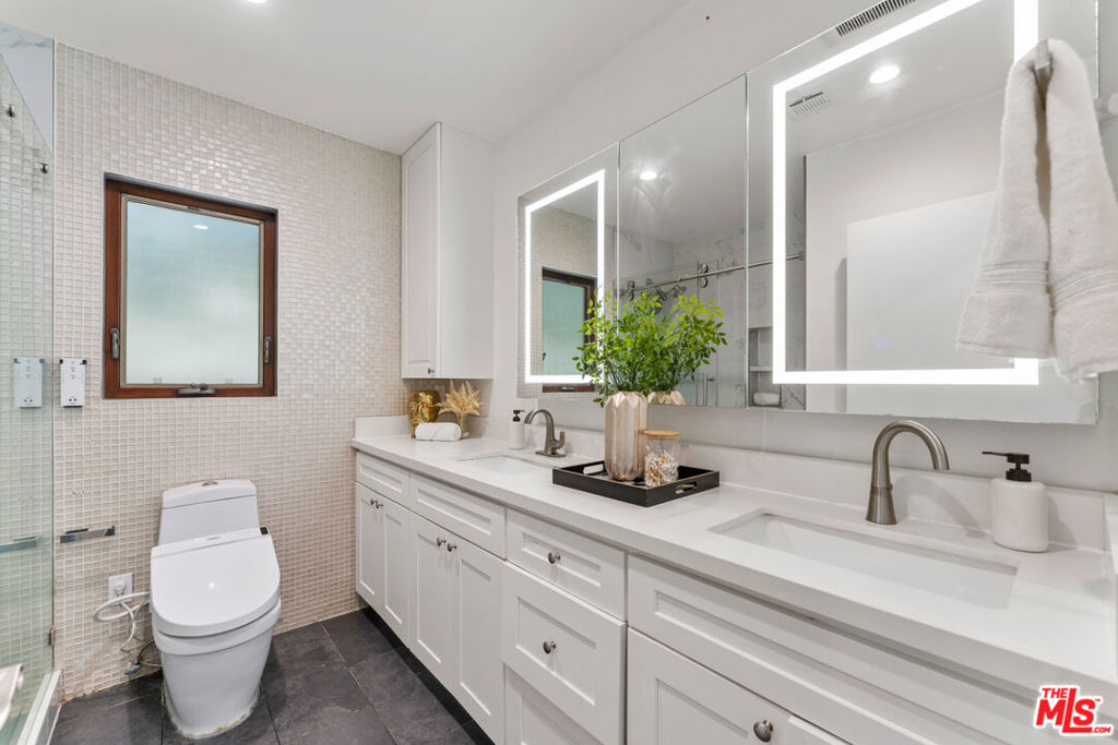 10844 Rochester Avenue Property Photo 17