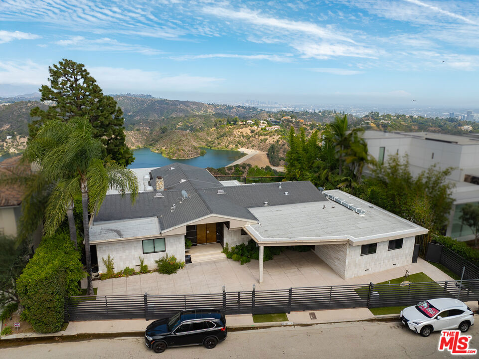 2052 Stradella Road Property Photo 3