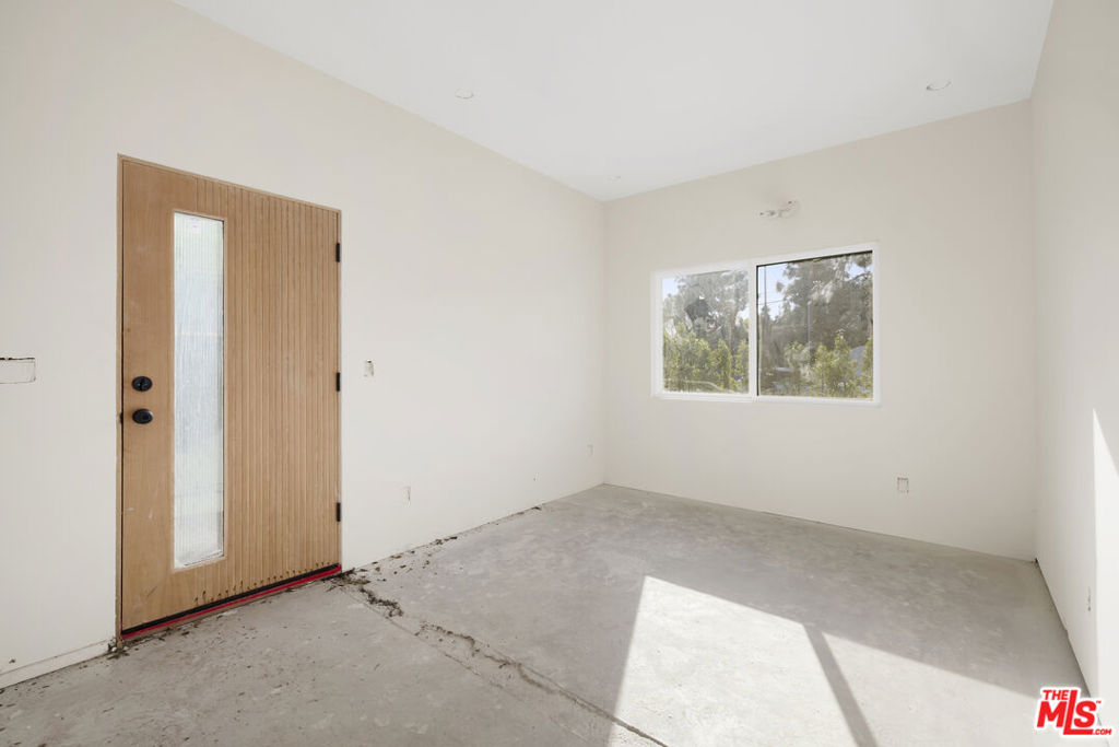 5636 Lindley Avenue Property Photo 5