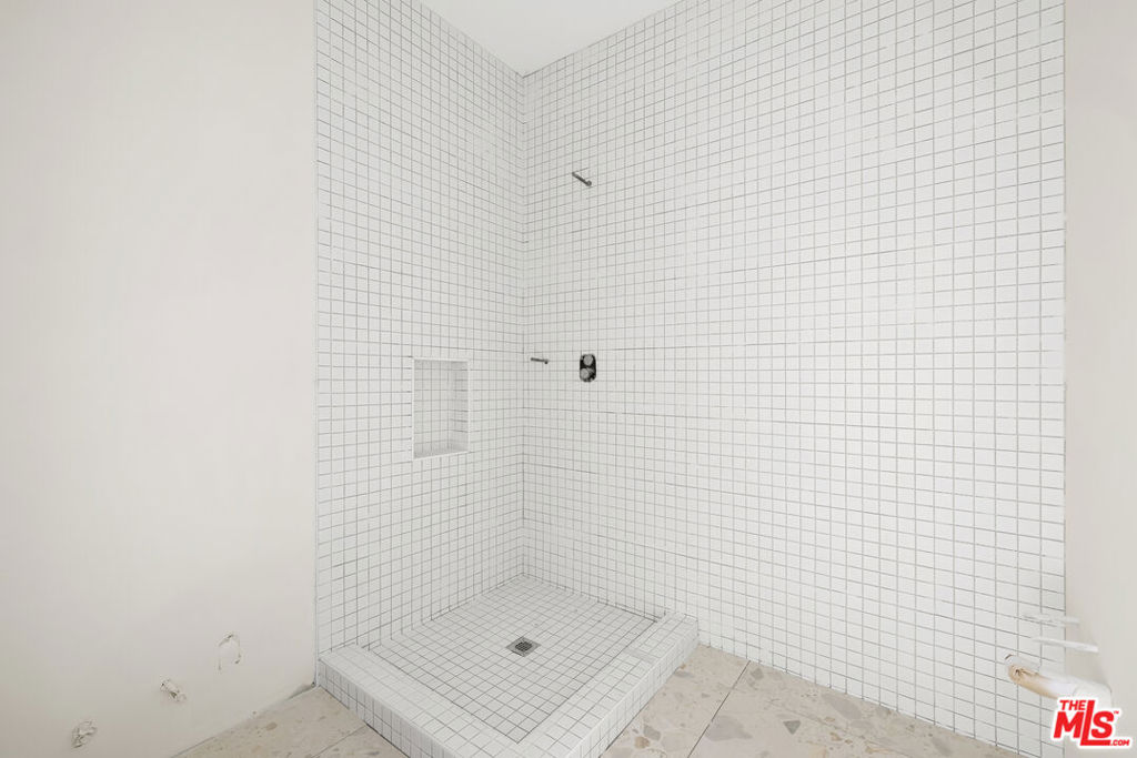 5636 Lindley Avenue Property Photo 6