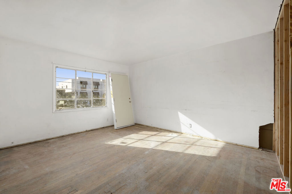 5636 Lindley Avenue Property Photo 7