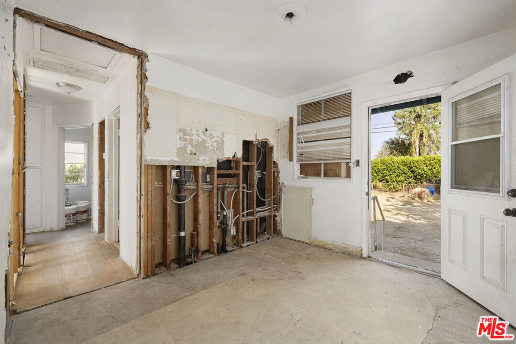 5636 Lindley Avenue Property Photo 8
