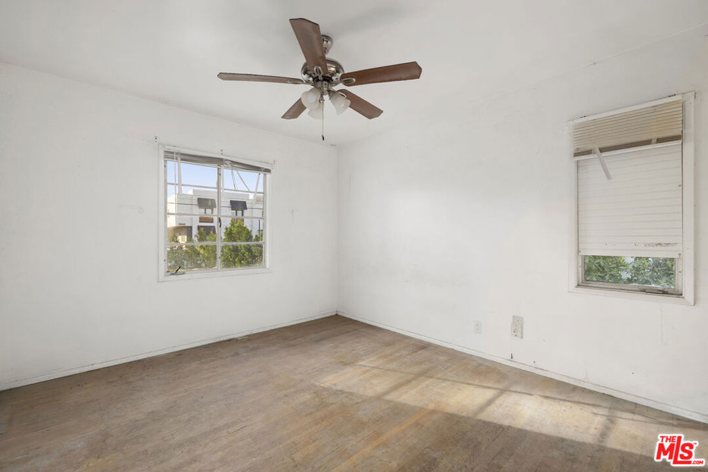 5636 Lindley Avenue Property Photo 9