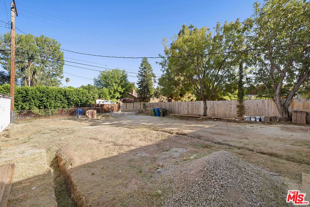 5636 Lindley Avenue Property Photo 10