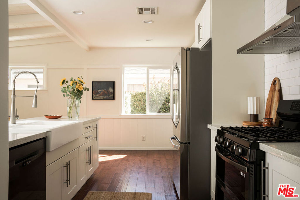 16125 Gledhill Street Property Photo 12