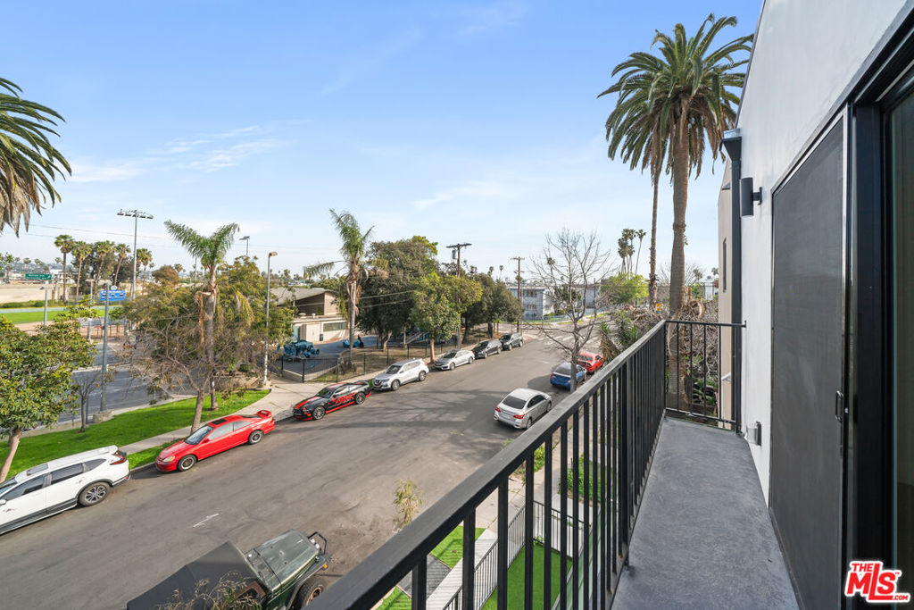 915 N Hobart Boulevard Property Photo 25