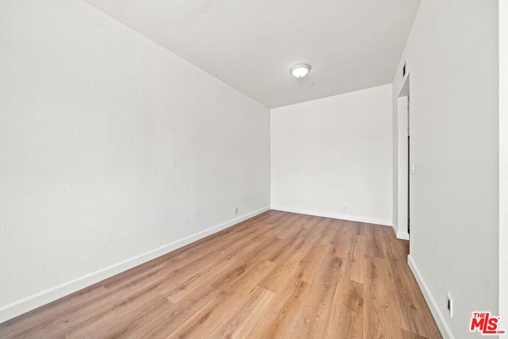 533 S St Andrews Place 404 Property Photo 4