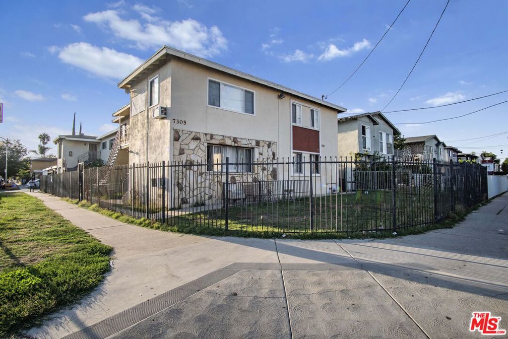 7305 Variel Avenue Property Photo 2